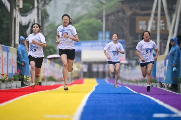 象泰配资 “2025爱尚涪陵消费季高跟鞋彩色跑”活力启幕